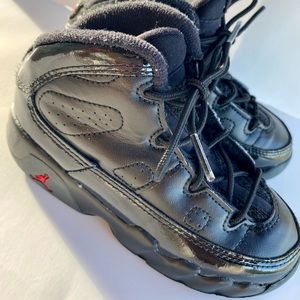 JORDANS TODDLER 9C LIKE NEW MINIMAL WEAR AND TEAR.
